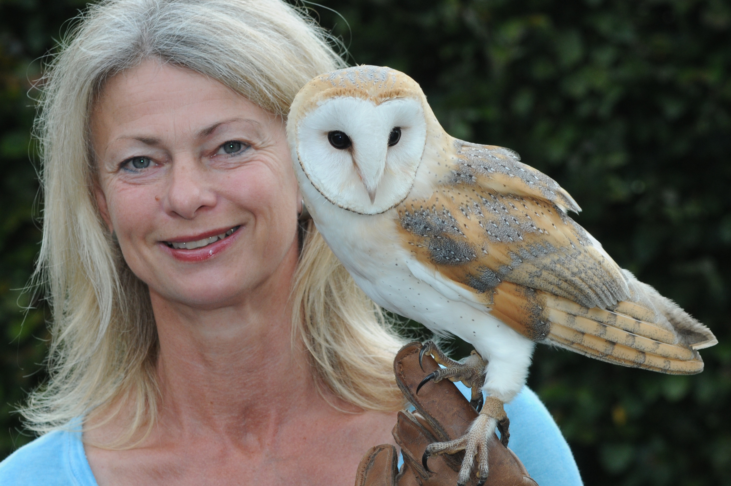 Petra Sperlbaum und Schleiereule "Hedwig", die auch ab und zu dabei sein wird