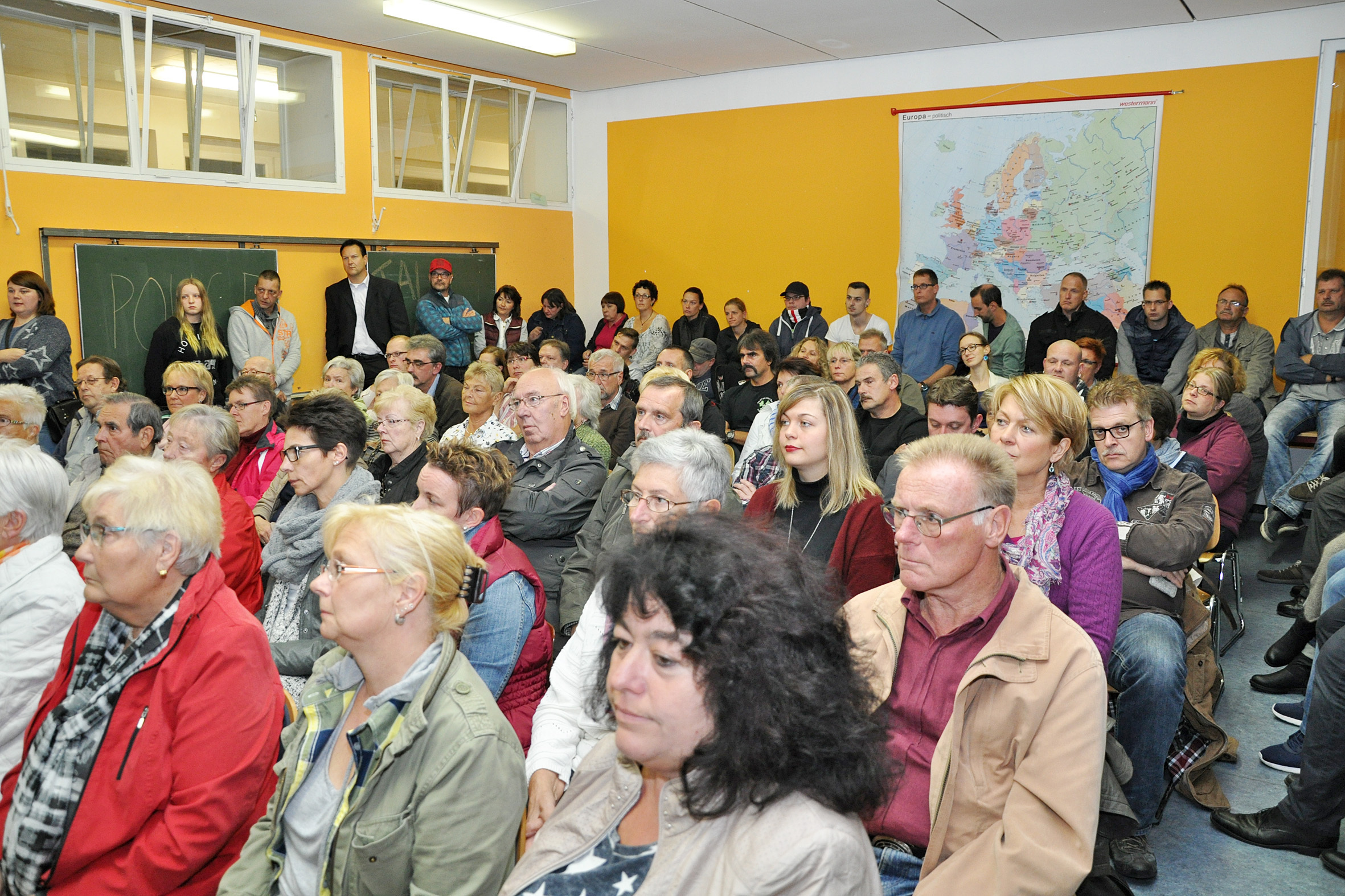 Gute 100 Anwohner waren zu der Bürgerinformationsveranstaltung gekommen, um sich über die Belegung der Turnhalle in Dingen mit Flüchtlingen zu informieren.