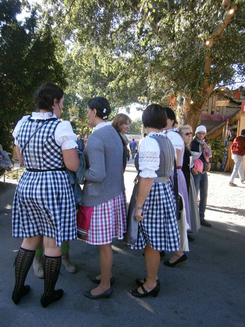 So sich rundlich wölbt das Mieder, wo die Lederhose kracht, da ist's lustig immer wieder, wird getanzt und auch gelacht!