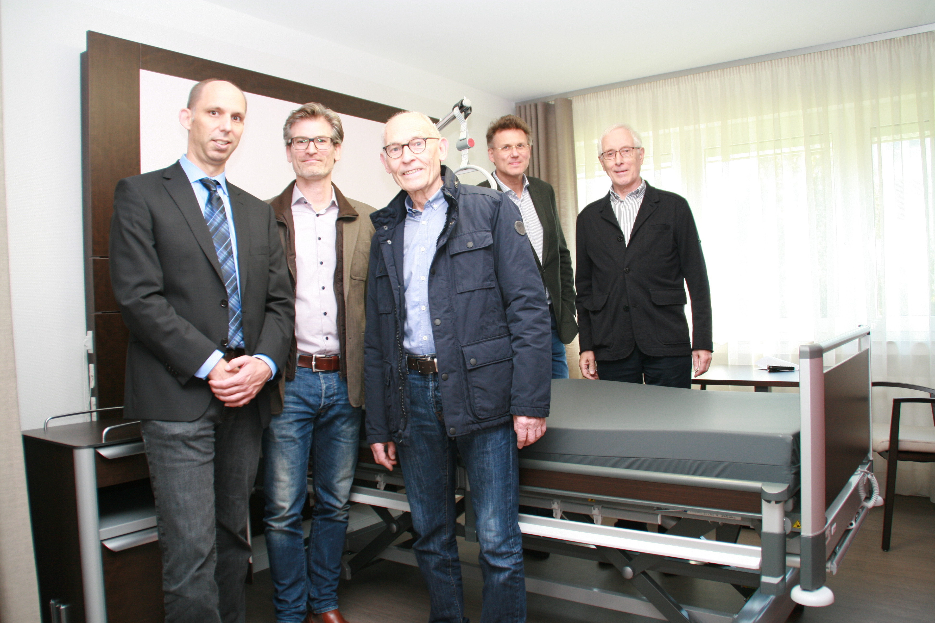 850.000 Euro hat das Katharinen-Hospital in eine neue Palliativstation investiert. Allein 500.000 Euro übernahm der Förderverein. Geschäftsführer Christian Larisch (v. l.), Architekt Timo Saß, Dr. Heinrich Gabriel, Dr. Martin Kelbel und Gerhard Balster stellten die Räume jetzt vor.