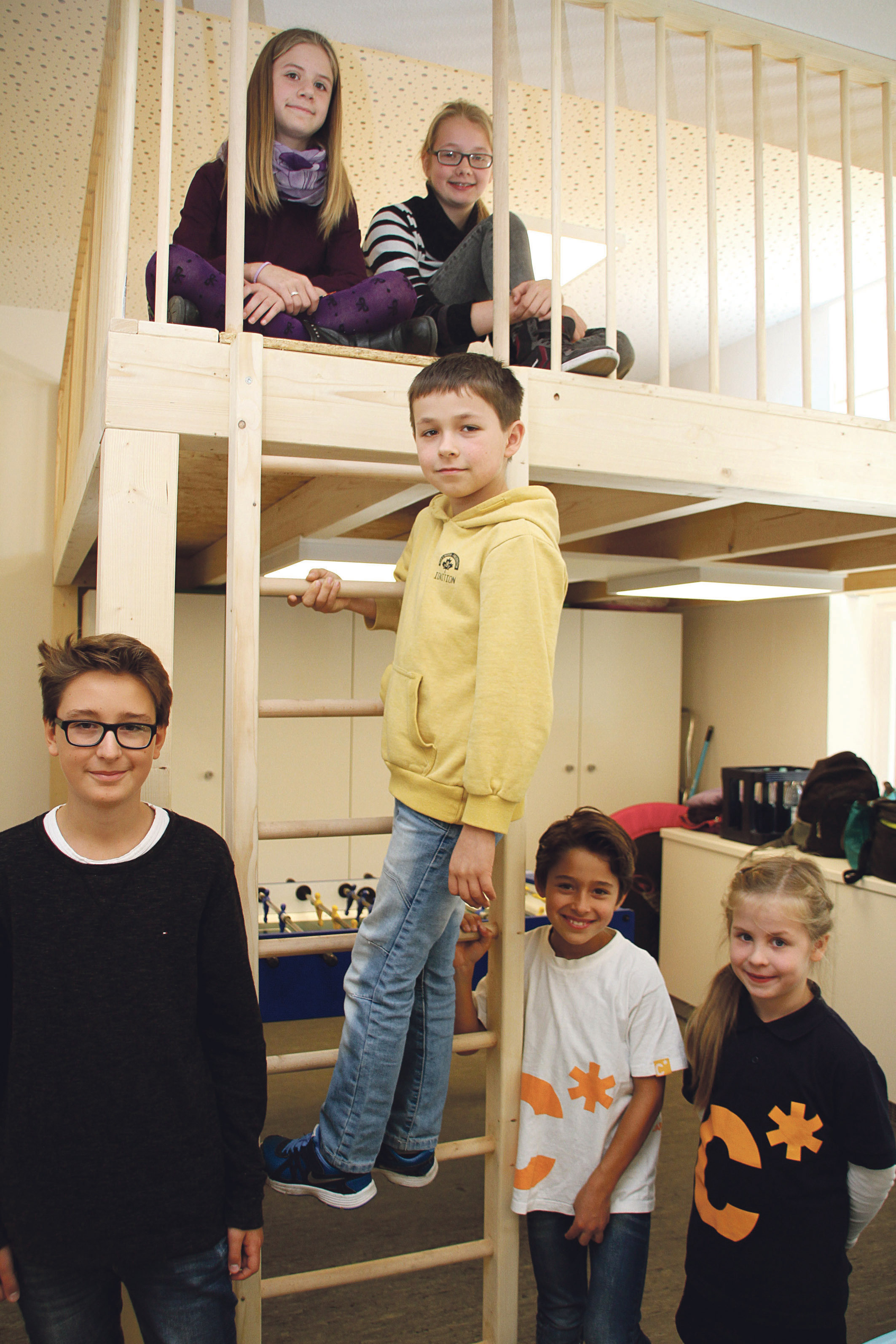 Gelungenes Projekt: Schüler des Gymnasiums Gerresheim und der Carl-Sonnenschein-Grundschule freuen sich über die kindgerechte Renovierung des Raumes in der Flüchtlingsunterkunft.