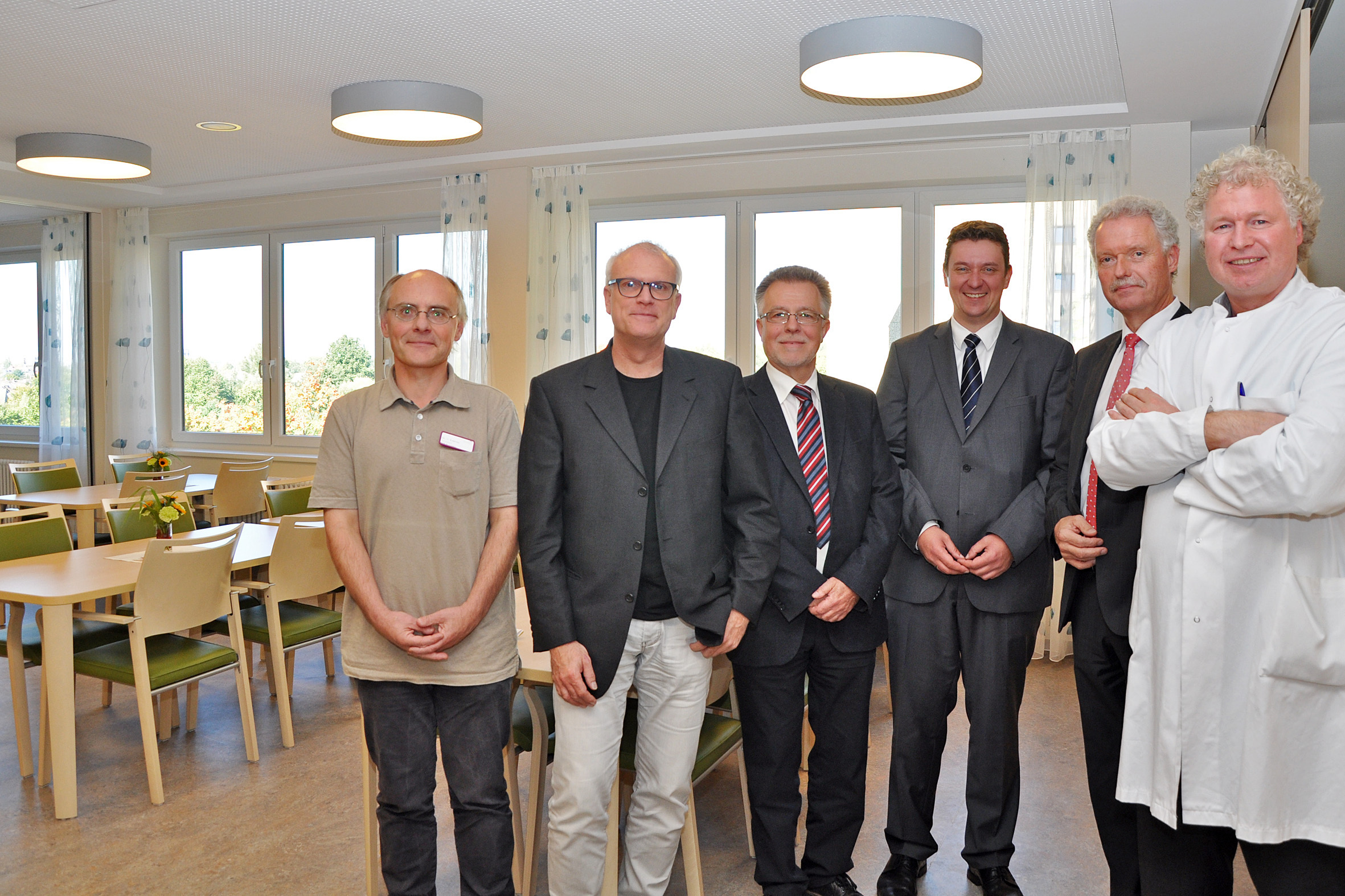 Im Aufenthaltsraum der neuen Gerontopsychiatrie des EvK (v.l.): Psychiater Dr. Uwe Knierim, Neurologe Dr. Ralf-Jochen Kuhlmann, EvK-Geschäftsführer Wilfried Diekmann, der designierte Bürgermeister Rajko Kravanja, Heinz-Werner Bitter, Geschäftsführer der Evangelischen Krankenhausgesellschaft, sowie Psychiater Dr. Udo Bonnet.