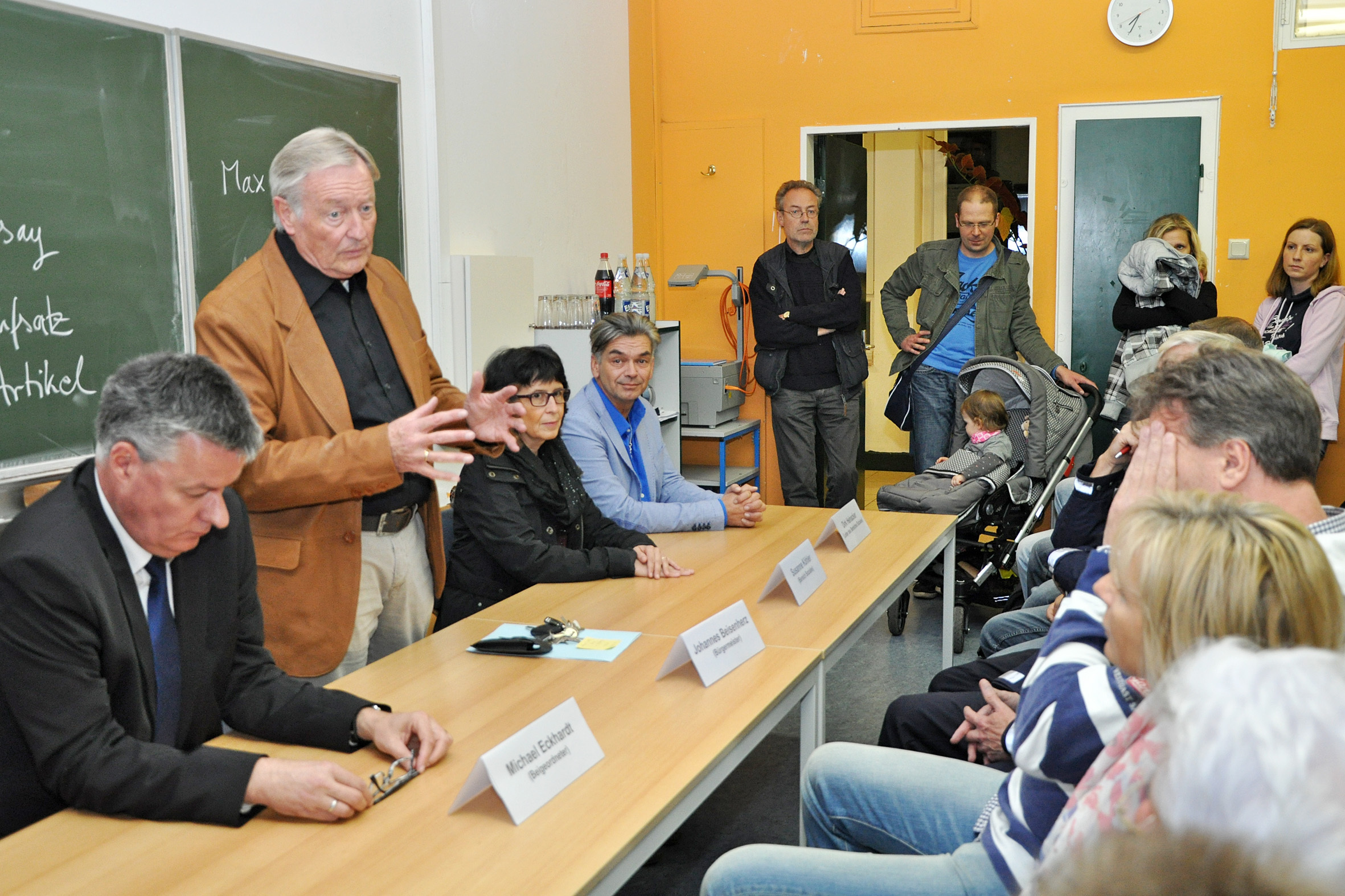 Der Beigeordnete Michael Eckhardt (v.l.), der noch amtierende Bürgermeister Johannes Beisenherz, Susanne Köhler vom Bereich Soziales sowie Bereichsleiter Dirk Heinacker standen Rede und Antwort.