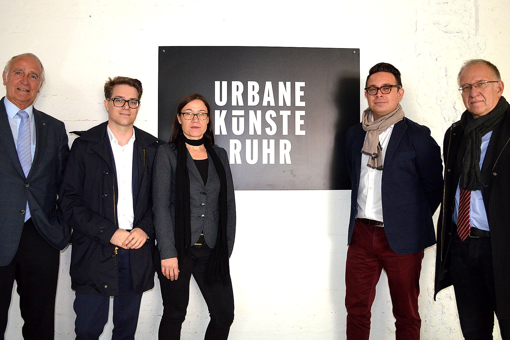 Bürgermeister Dr. Hans-Dieter Fischer, Geschäftsführer Lukas Kreppes, künstlerische Leiterin Katja Aßmann, Künstler Tristan Surtees und Baudezernent Thomas Grothe (v.l.n.r.) präsentieren das Lichtfestival der Urbanen Künste Ruhr in Hagen.