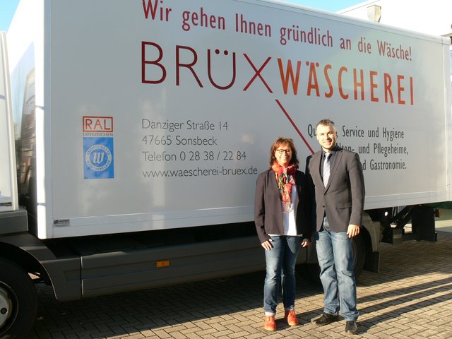 Simone Brüx mit Bürgermeister Heiko Schmidt.