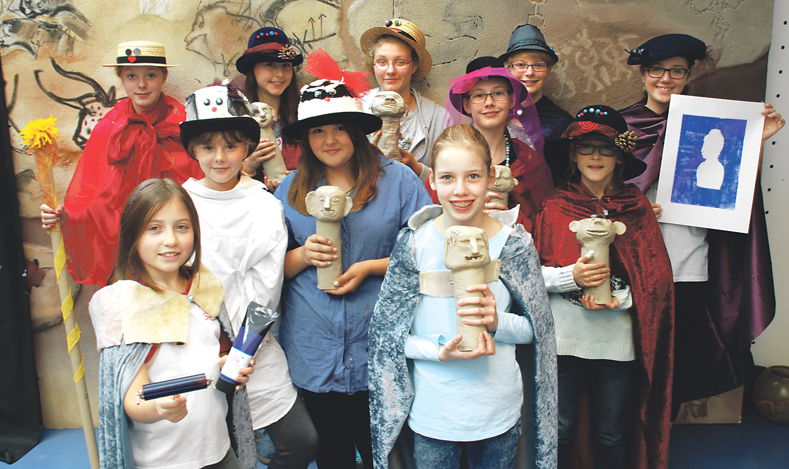 Beim Herbstferien-Workshop im Hattinger Stadtmuseum, der im Rahmen des Förderprogrammes „Kulturrucksack 2015“ stattfand, befassten sich diese Mädchen mit dem Thema „Porträt – Figur – Menschenbild“. Dabei entstanden viele verschiedene Kunstwerke.