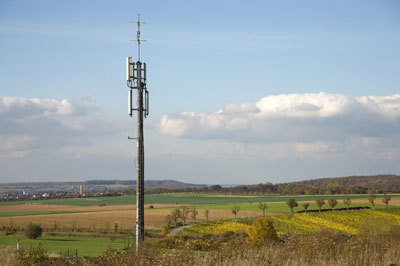 LTE wird auf unterschiedlichen Frequenzbändern eingesetzt. Die Faustformel lautet: Je niedriger das Frequenzband, desto höher die Ausbreitung der Funkzelle. Deshalb setzt die Telekom im ländlichen Raum LTE im Frequenzband 800 Megaherz ein.