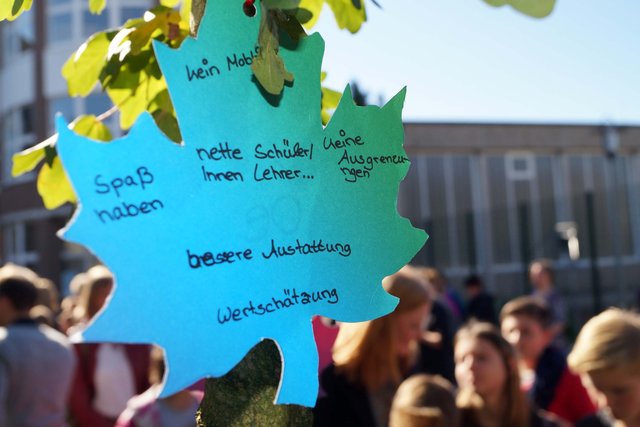 Auf diesen "Blättern" stehen gute Wünsche.