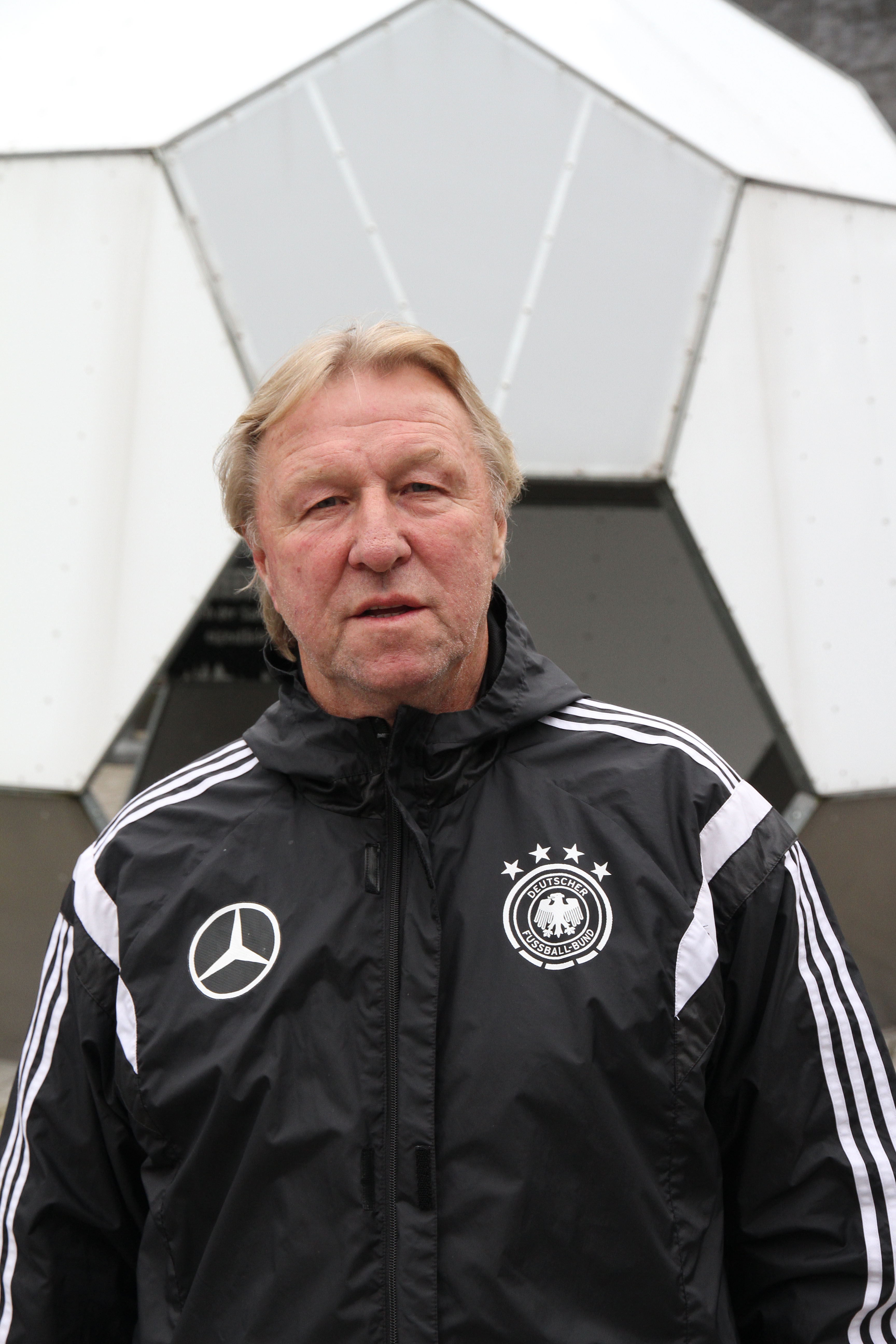 DFB-U21 Fußball-Nationaltrainer Horst Hrubesch auf dem Weg zum Abschlußtraining am heutigen späten Nachmittag vor der Sportschule Kaiserau
