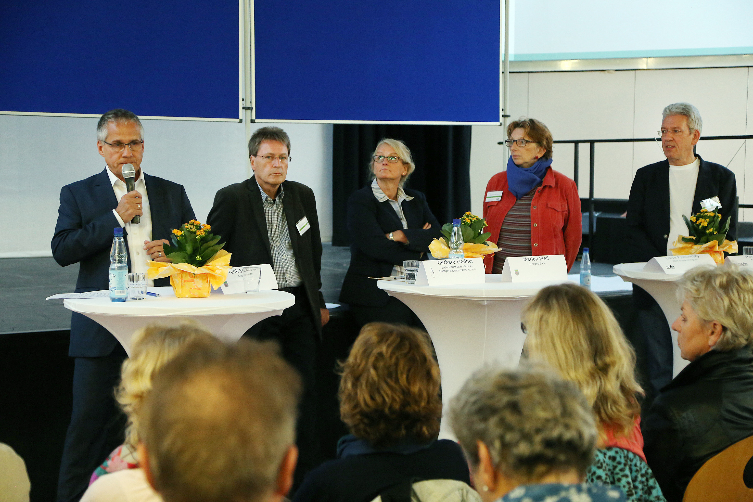 Gleiches Thema, anderer Ort: In der Aula der Gesamtschule in Richrath wurde die ZWAR-Gruppe Richrath gegründet. Wieder mit dabei: Bürgermeister Frank Schneider, Beigeordnete Marion Prell, und außerdem der Leiter des Seniorentreffs, Gerhard Lindner, ZWARlerin Luise Pawlowski, ZWAR-Landesgeschäftsführer Paul Stanjek und (mit Mikrofon) Moderatorin Cordula Theis.