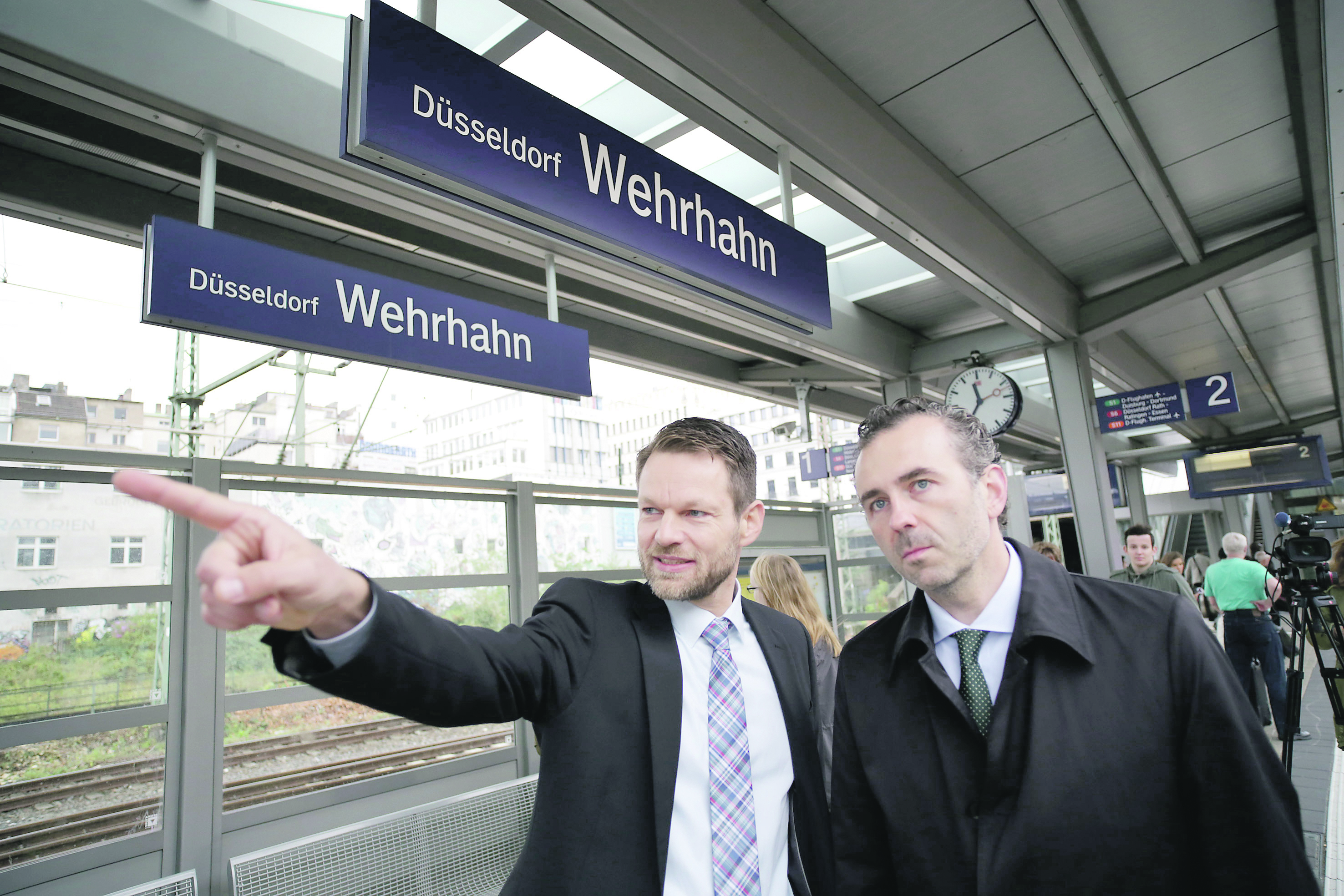 Vom bisherigen Stand der Modernisierung ist Thomas Jarzombek (r.) wenig begeistert. Baumanagementleiter Boleslawski zeigt ihm, was noch geplant ist. Foto: Lammert