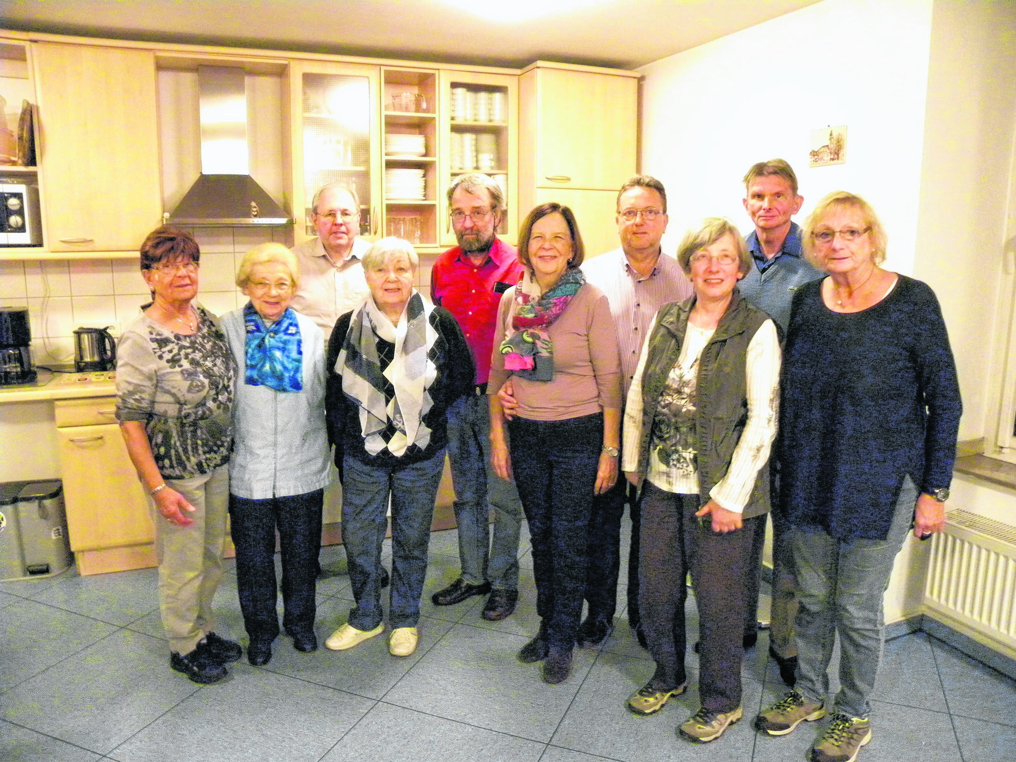 Bezirksbürgermeister Klaus Persch (vierter von rechts) und Ratsfrau Jutta Pentoch (Bildmitte) waren zu Gast beim VHS-Kurs „Fundstücke im Essener Westen“ in Frohnhausen.