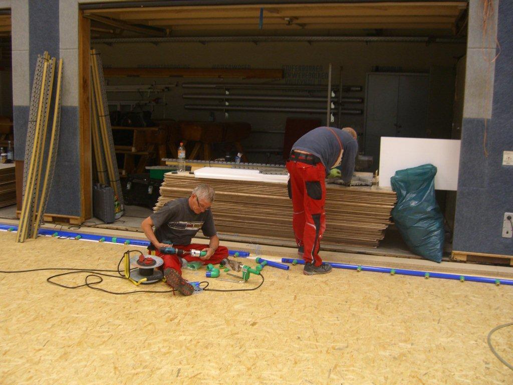 Seit Monaten ist die Raumersporthalle dicht wegen dringender Sanierungsarbeiten. Fertigsstellung voraussichtlich Ende Oktober. Dann wieder Schul-, Vereinssport...? Sehr wackelig. Fotos: Schattberg