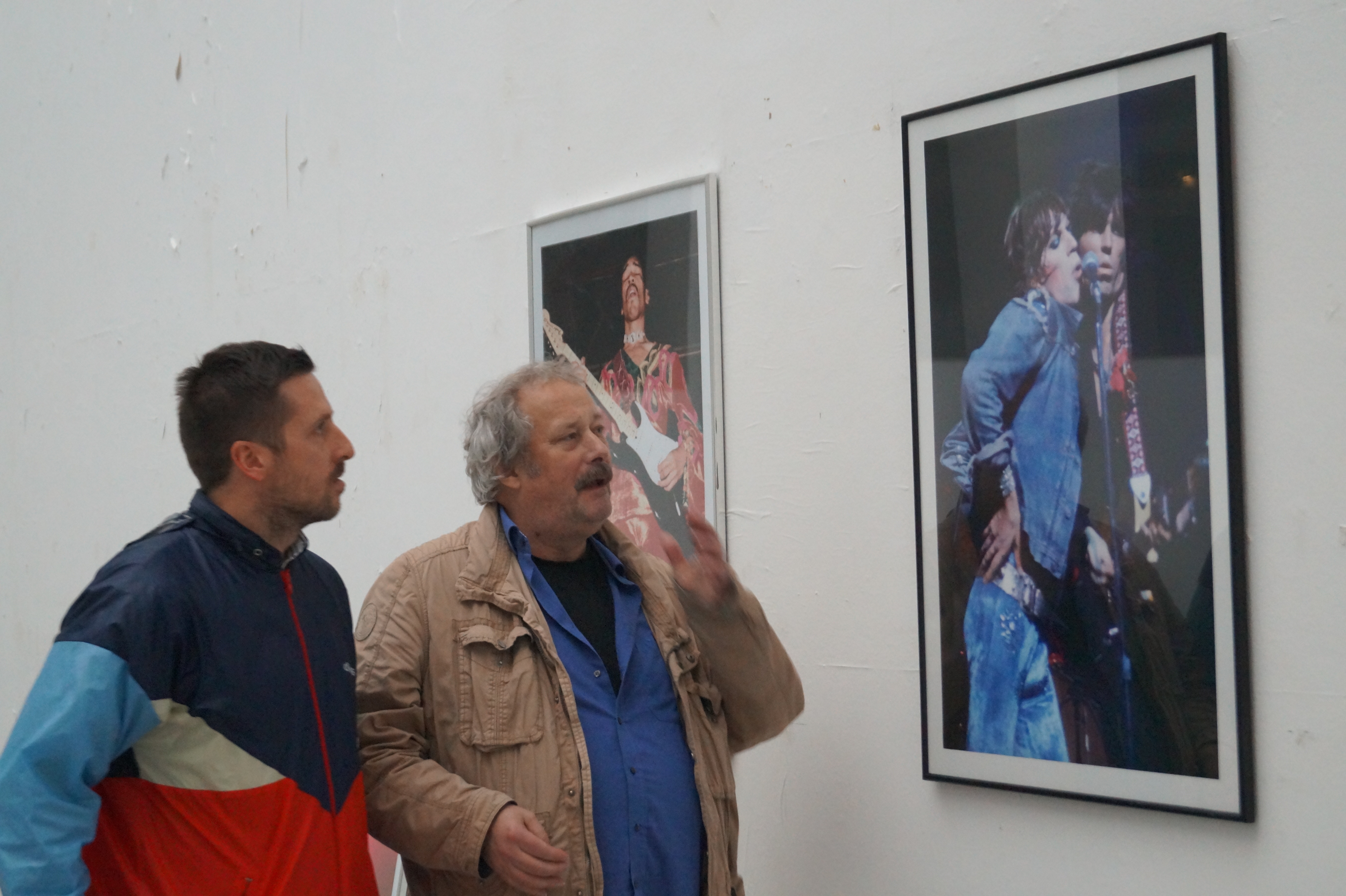 Thilo Kortmann (l.) hat die Ausstellung im Alten Museum organisiert. Fotograf Carl van der Walle (r.) führt am Samstag durch die Schau.
