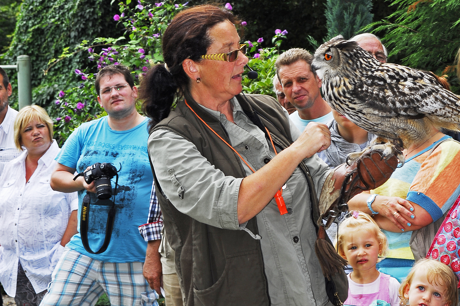 Die Tierpädagogin Sabine Ehmanns-Kramp wird stets von Jung und Alt umringt, wenn sie die Verhaltensweise von Waldtieren plausibel den Besuchern zum anfassen erklärt. Eine ideale Frau vom Fach könnte die Vogelinsel und das Freigehege unserer Freizeitstätte bzw. guten Stube Gladbecks zur Aufwertung verhelfen. Foto: Kariger