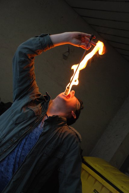Die Flamme näherte sich immer mehr meinem Gesicht. Foto: Hoch