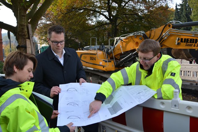 Informierten über den aktuellen Stand der Baustelle (v.l.): Projektleiterin Nicole Neuhoff, Mike Janke (Leiter Ressort Planen, Bauen, Umwelt- und Klimaschutz) und Bauleiter Stefan Dörpinghaus.