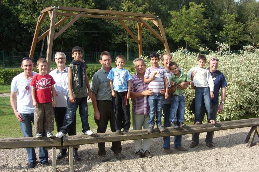 Oliver Rösner (ganz rechts) mit seinen Mitpaten und den Patenjungen aus dem Projekt "BoyScout" (jetzt: "Glückskind")