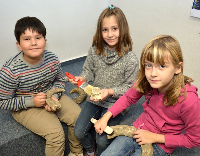 Mit Pinseln und Bürsten wurden Sandreste entfernt.