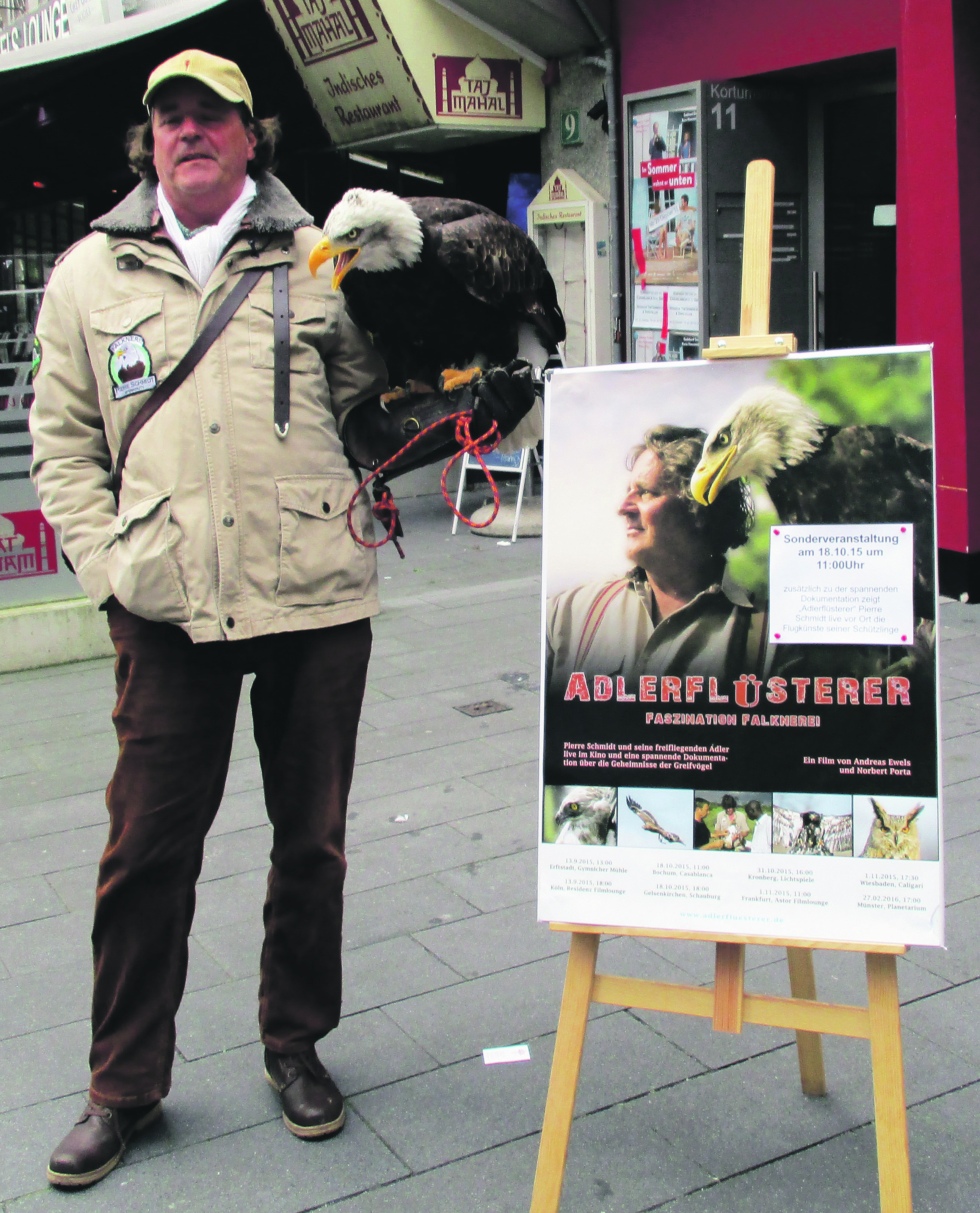 Falkner Pierre Schmidt unternahm mit seinem Weißkopfseeadler Alaska einen Spaziergang durch das Bermudadreieck.