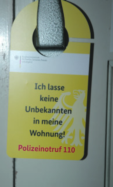 Unbekannte sollten die Wohnung erst betreten, wenn ihre Identität geklärt ist.