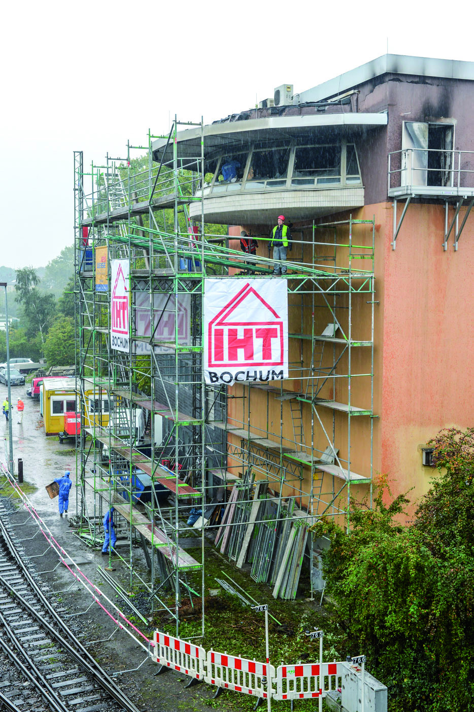 So sieht es aktuell am und im ausgebrannten Stellwerk in Mülheim-Styrum aus. In mehreren Trupps arbeiten die Mitarbeiter der verschiedenen Sparten der Deutschen Bahn AG daran, es wieder begehbar zu machen und mit der Sanierung zu beginnen. Ziel ist es, dass es Ende März 2016 wieder ans Netz gehen kann.