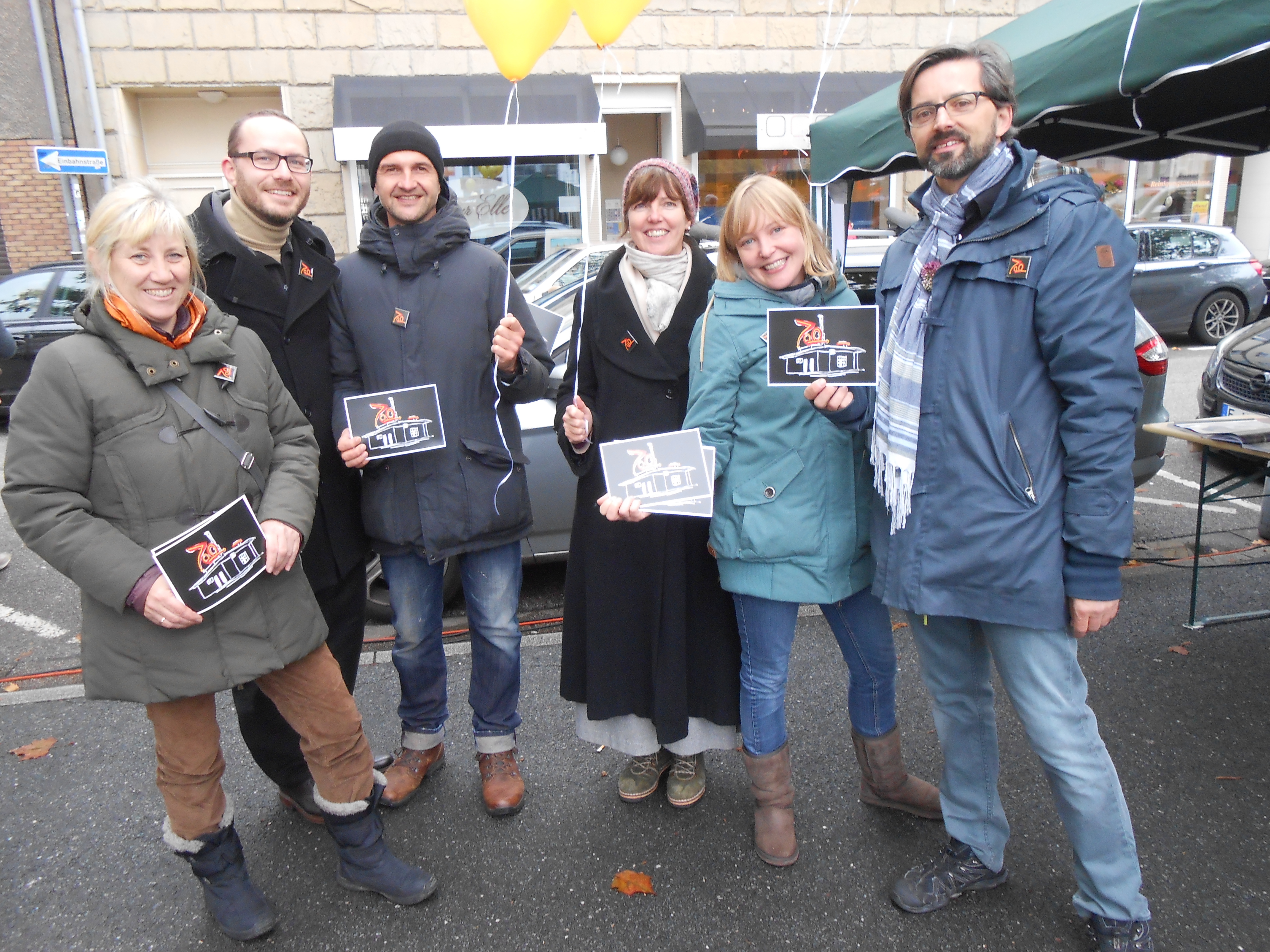 Die Zoo-Initiative von links nach rechts: Sabine Peretzke, 2 ?, Jacob Wedemeyer, Silke Zeich, Frederike Breder, Volker Troche. Ich bedanke mich bei Euch für das schöne Foto und wünsche Euch viel Erfolg.