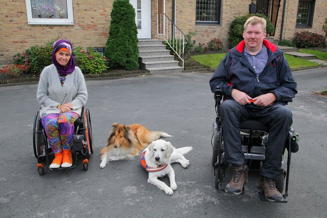Markus Vogt sitzt seit einem Arbeitsunfall im Rollstuhl. Filiz Erfurt hilft ihm bei der Ausbildung seiner Hündin. | Foto: Magalski