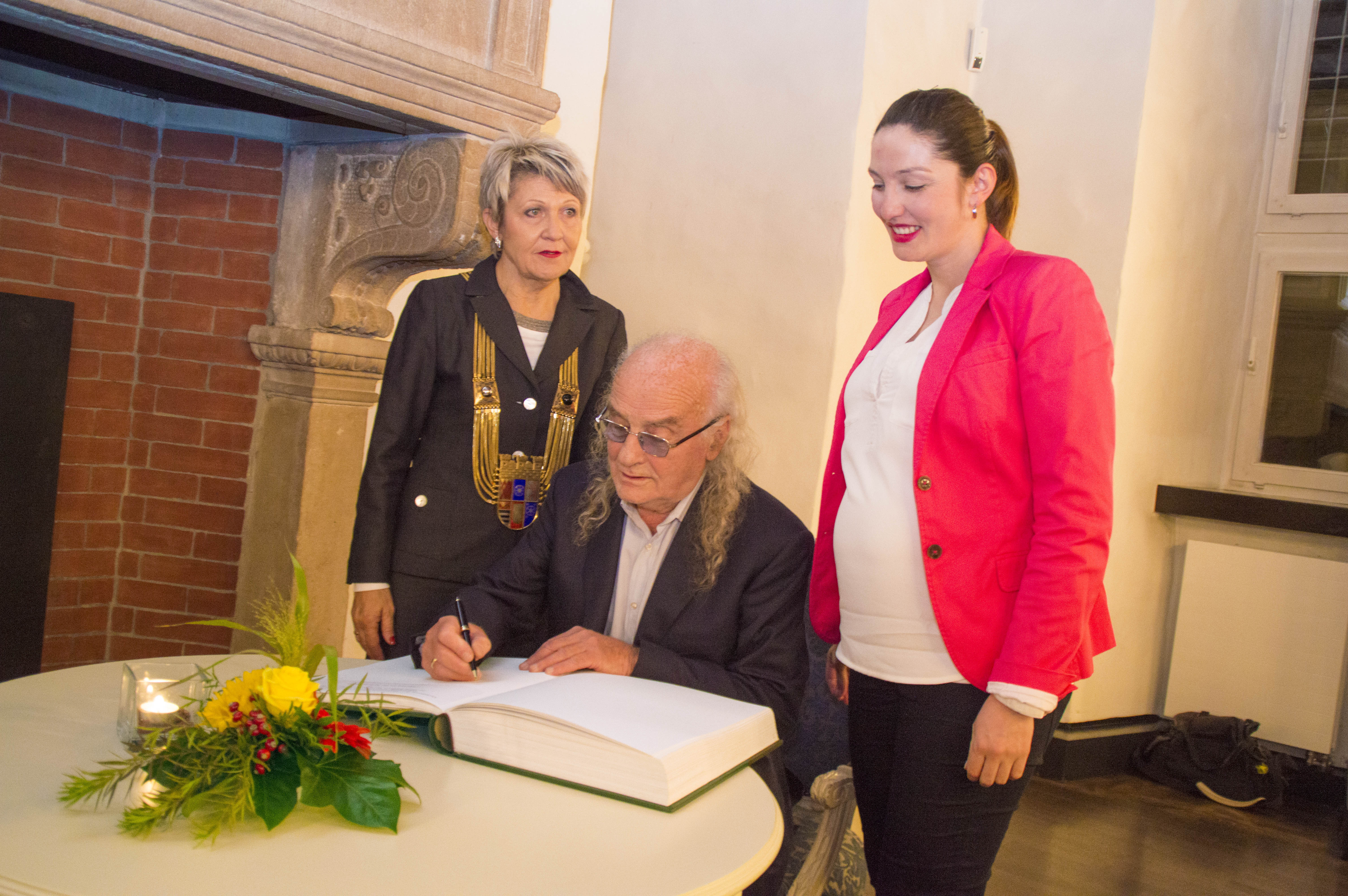 Der Förderpreis des Integrationsrates wurde an das Theater an der Ruhr verliehen. Emine Arslan, Vorsitzende des Integrationsrates, verlieh Roberto Ciulli, künstlerischer Leiter des Theaters, den Preis. Anwesend war auch Dagmar Mühlenfeld, es war einer ihrer letzten offitziellen Termine als Oberbürgermeisterin.