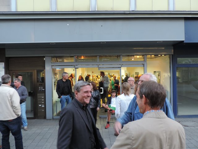 Der Mülheimer Künstler Max Schulz - hier bei der Vorstellung seines Fotobildbandes "Stand der Dinge" in der Schlossstraße 29 . Kunstraum d'Hamé