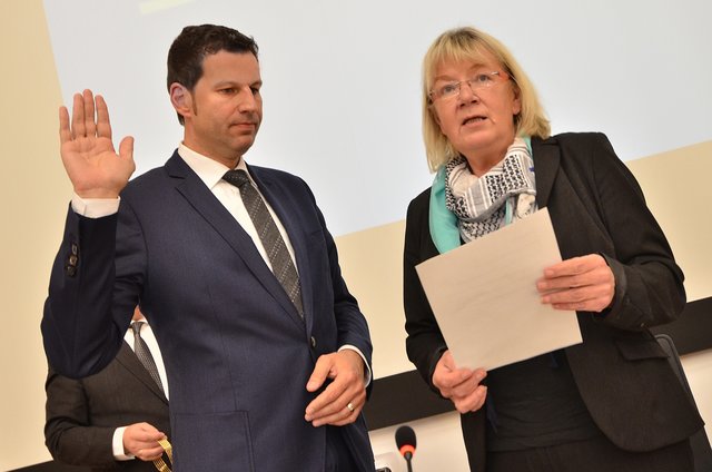 Bürgermeisterin Gaby Schäfer nahm dem neuen Oberbürgermeister Thomas Eiskirch den Amtseid ab. | Foto: Lutz Leitmann/Stadt Bochum Presseamt