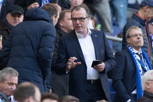 Clemens Tönnies (m.) traf sich am Donnerstagnachmittag zu einem Gespräch mit Horst Heldt, dessen Vertrag am Saisonende ausläuft.
