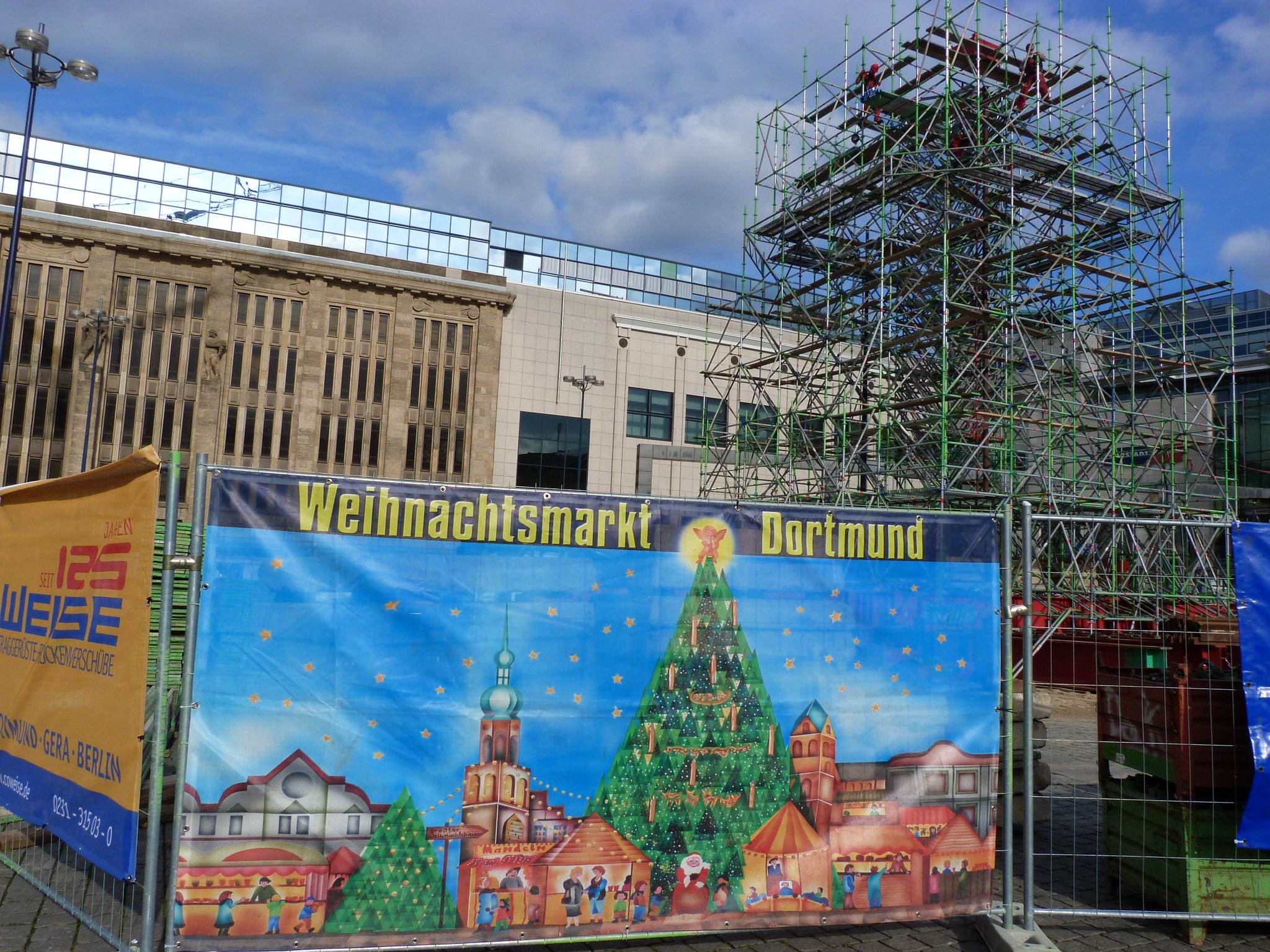 Der größte Weihnachtsbaum steht bald wieder in Dortmund - Der Aufbau 