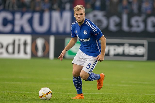 Johannes Geis kassierte für ein brutales Foulspiel gegen Mönchengladbachs André Hahn die Rote Karte.