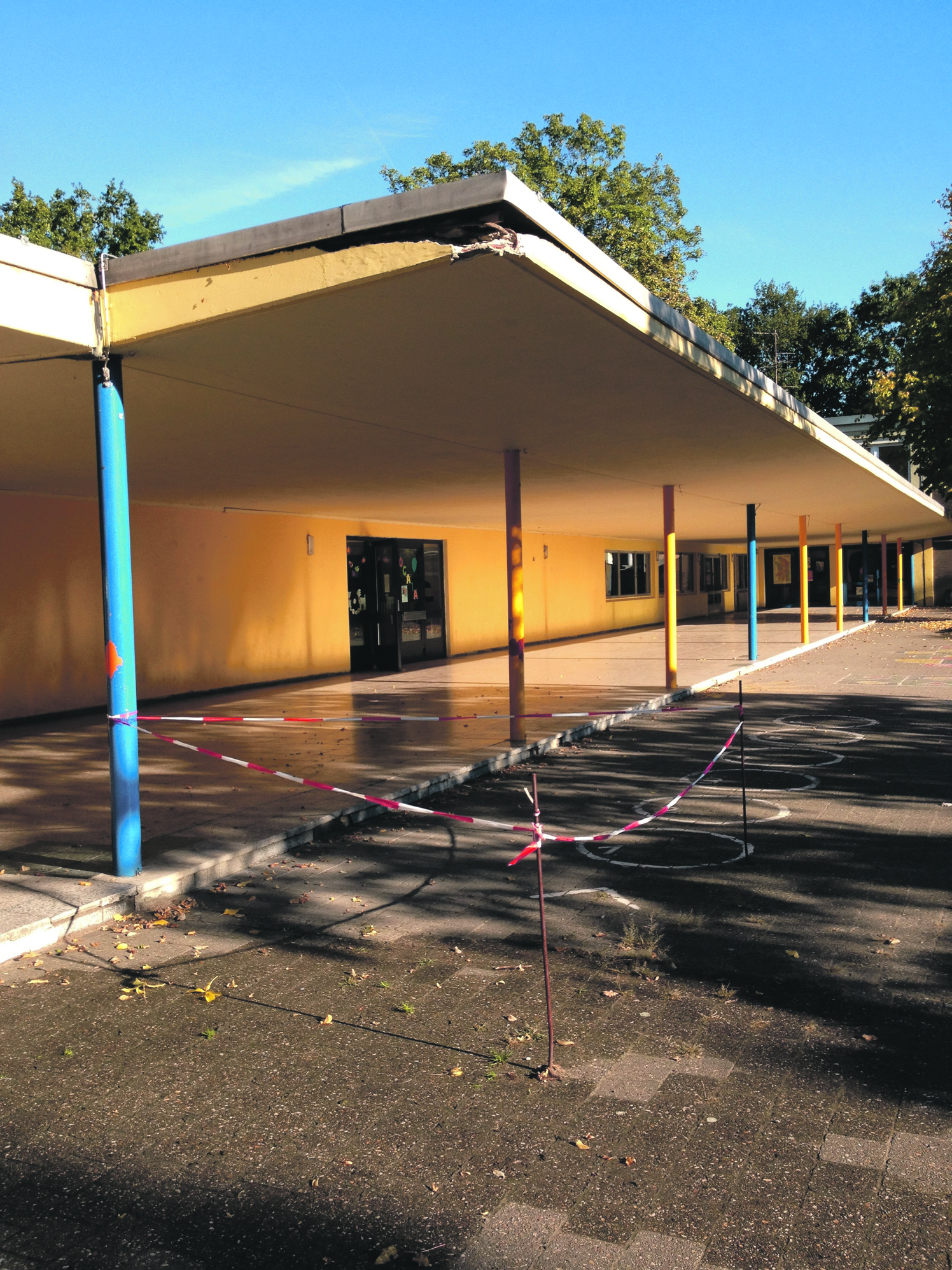 Diese Ecke am Schulhofvordach der Gerhart-Hauptmann Schule in Rumeln mag leicht zu reparieren sein, doch seit 2013 hat das Immobilienmanagement Duisburg nichts getan. Und nebenbei kommt heraus, dass die PCB-belastete Turnhalle auch noch nicht saniert wird. Termin wird verschoben ins Jahr 2016.