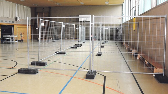 Hier werden die einzelnen Parzellen aufgebaut. Sichtschutz und Einrichtung folgen. Inzwischen dürfte die Turnhalle der Gemeinschaftsgrundschule Fröndenberg fertig vorbereitet sein. Nun können die Flüchtlinge empfangen werden.Foto: vs