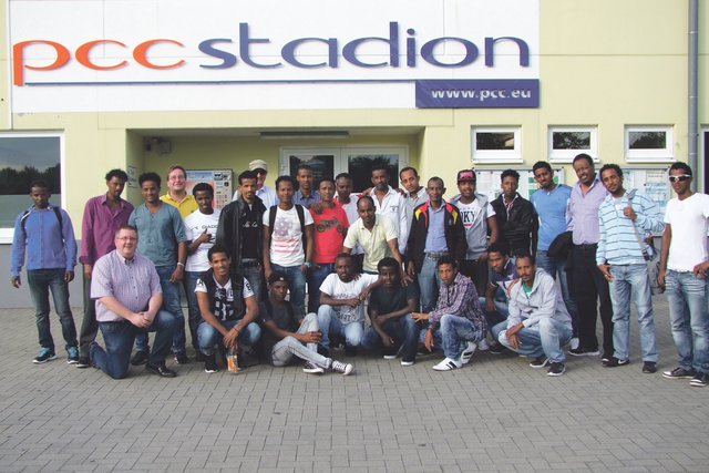 Die katholische Kirchengemeinde St. Johannes in Homberg unterstützt zum Beispiel eine Gruppe junger Flüchtlinge aus Eritrea – und vermittelte einen Kontakt zum VfB Homberg. Einige kicken nun in der dritten Mannschaft.