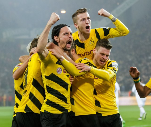 Der BVB konnte auch in Bremen jubeln. Marco Reus (oben rechts) schoss zwei der drei Dortmunder Tore.