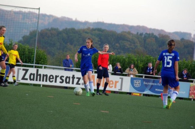 Riona zeigt ein gutes Spiel gegen Sportfreunde 07 und ist mit ihren Vorlagen an vielen Toren beteiligt.