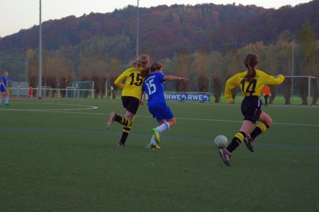Melissa macht ein starkes Spiel, setzt sich zum wiederholten Male auch gegen mehrere Gegnerinen durch und belohnt sich mit 3 tollen Toren im Spiel gegen Sportfreunde 07