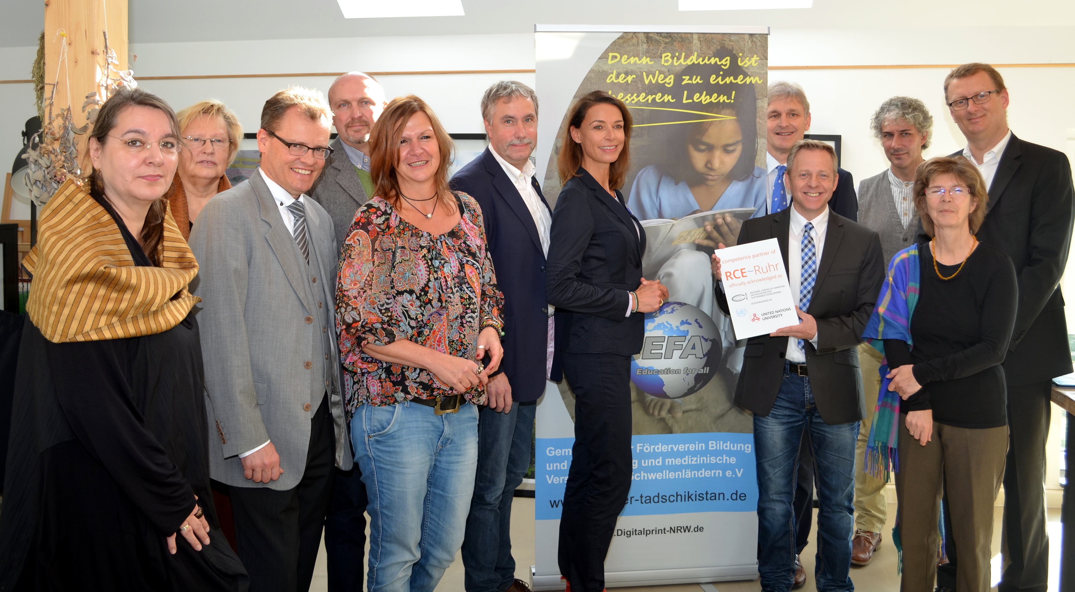 Dirk Fißmers Aktion „Education for all“ steht ab sofort als Bildungspartner des RCE Ruhr unter dem Dach der Vereinten Nationen. Bei der offiziellen Urkundenvergabe waren mit dabei (v.l.): Luci Maria Rodemann (Dinslaken), Dörte Dreher Peis (RCE Ruhr), Dinslakens Bürgermeister Dr. Michael Heidinger, Vera Dwors, Jens Ole Wilberg, Kay Schulte (Stadt Bergkamen), Jantje Zurbrüggen, Michael Makiolla, Dirk Fißmer, Peter Reichenbach (RCE Ruhr), Renate Jansen und Oliver Kaczmarek.