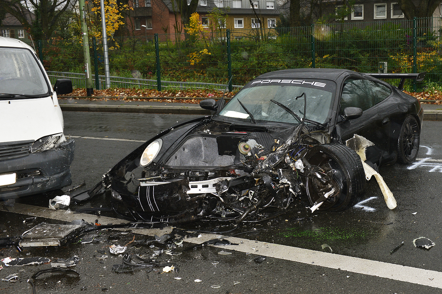 Am Nachmittag zwischen 15.00-16.00 Uhr kam es an der Feldhauserstr. zwischen Schroerstr./Kreisverkehr zu einem schweren Verkehrsunfall. Personen erlitten glücklicherweise keine nennenswerten Schäden. Foto: Kariger