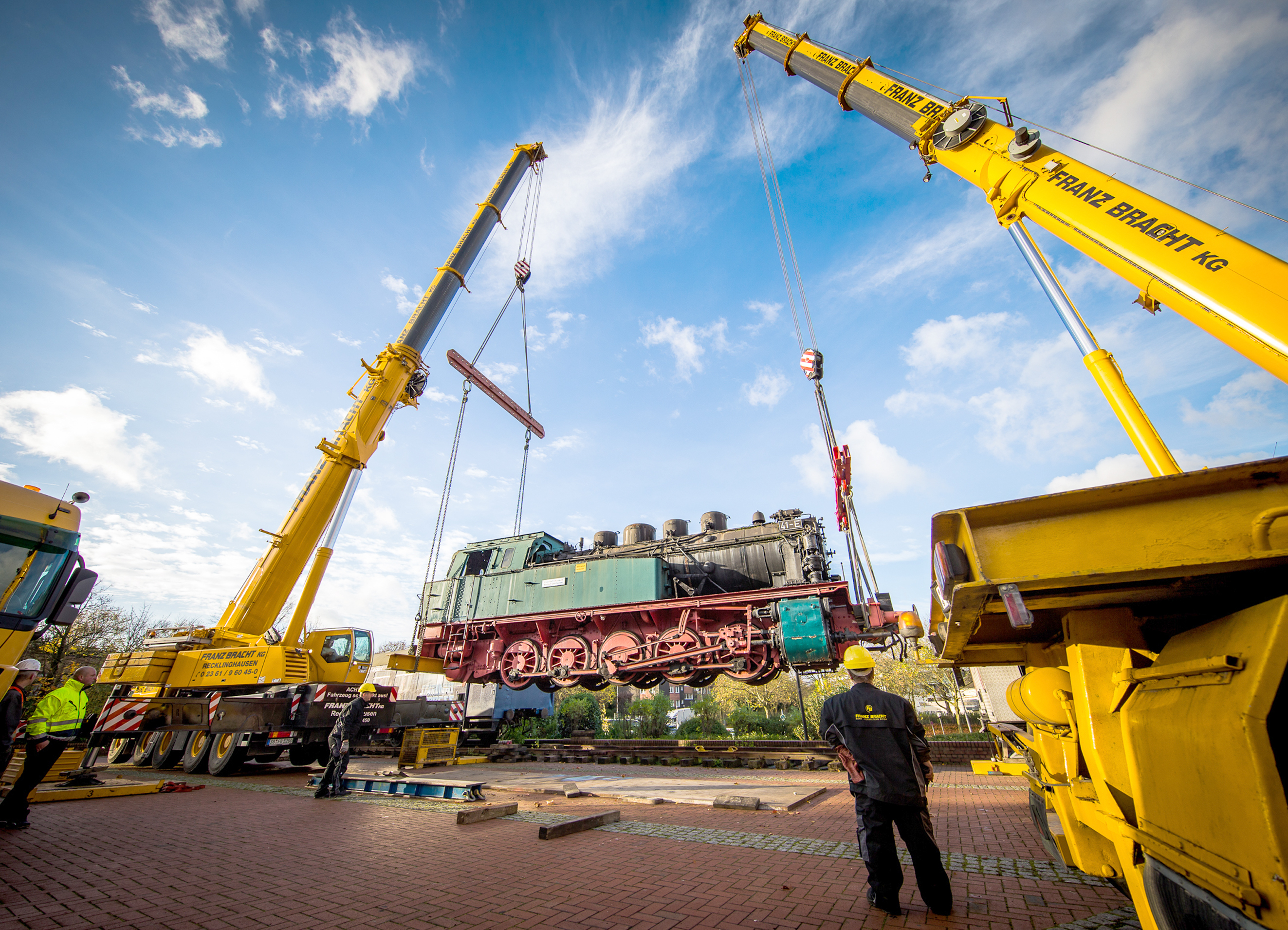 Fliegender Wechsel vor der Starlight-Halle: Eine preußische T9.1 ersetzt die 41-E vom Bergwerk. Foto: Jens Hauer