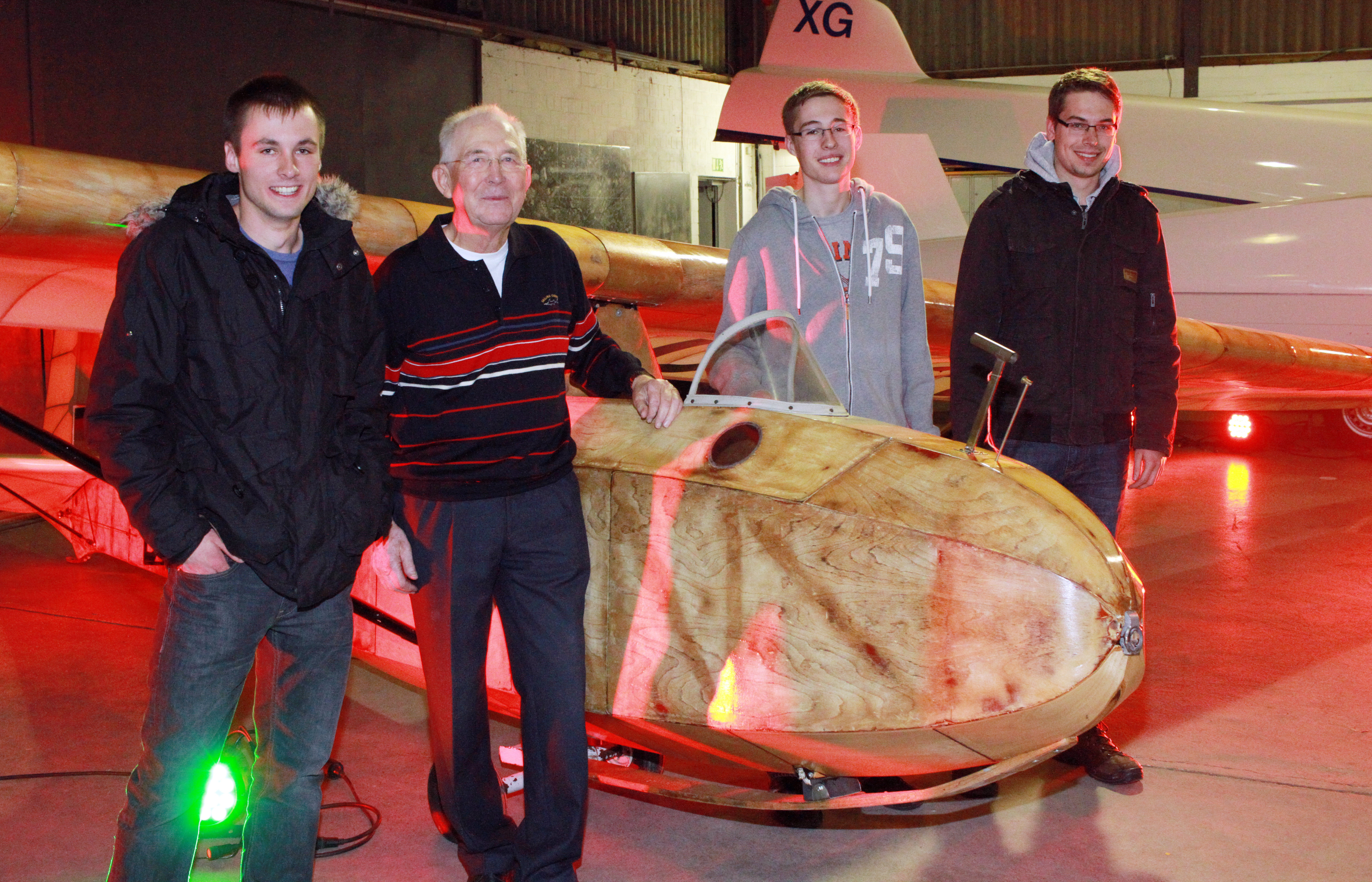 Jung und Alt - alle lieben das Fliegen (v.l.): Fluglehrer Thomas Grabinski, Gründungsmitglied Georg „Schorsch“ Claus, Luftrecht-Lehrer Lukas Weisse und Techniklehrer Jan Frehse umrahmen das „Grunau Baby“.