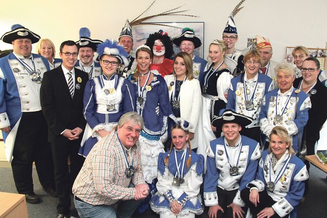 Gute Stimmung beim Besuch des Stadtprinzenpaares Christof I. und Svenja I. sowie vom Jungendprinzenpaar Felix I. und Alexa I. in der STADTSPIEGEL-Redaktion herrschte nicht nur für dieses Foto. Zu Füßen von Prinzessin Svenja und neben Solomariechen Eileen befindet sich der von der Last der Orden gebeugte STADTSPIEGEL-Redakteur Roland Römer.Foto: Menke