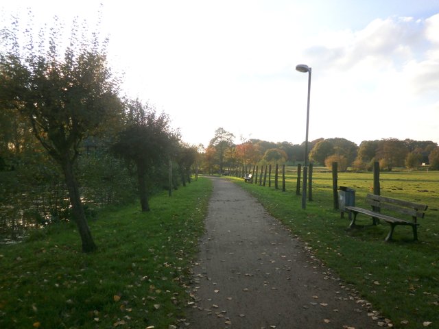 Rad- und Fußweg entlang des Unteren Mühlenteichs, vom Ort kommend