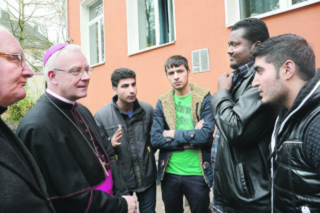 Seit drei Monaten seien sie in Deutschland und sehr froh, so nett in der ehemaligen Schule am Ostpark aufgenommen worden zu sein, berichten diese Flüchtlinge aus Somalia und Syrien dem Weihbischof Matthias König bei seinem Besuch.