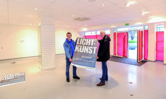 In leerstehenden Ladenlokalen an der unteren Schloßstraße in Mülheim werden an elf Tagen Künstler der verschiedensten Richtungen für Belebung sorgen. Entstanden ist "Art Square" aus Ideen von Organisator Gert Rudolph (l.) und Michael Bohnes vom Kulturbüro der Stadt Mülheim.
