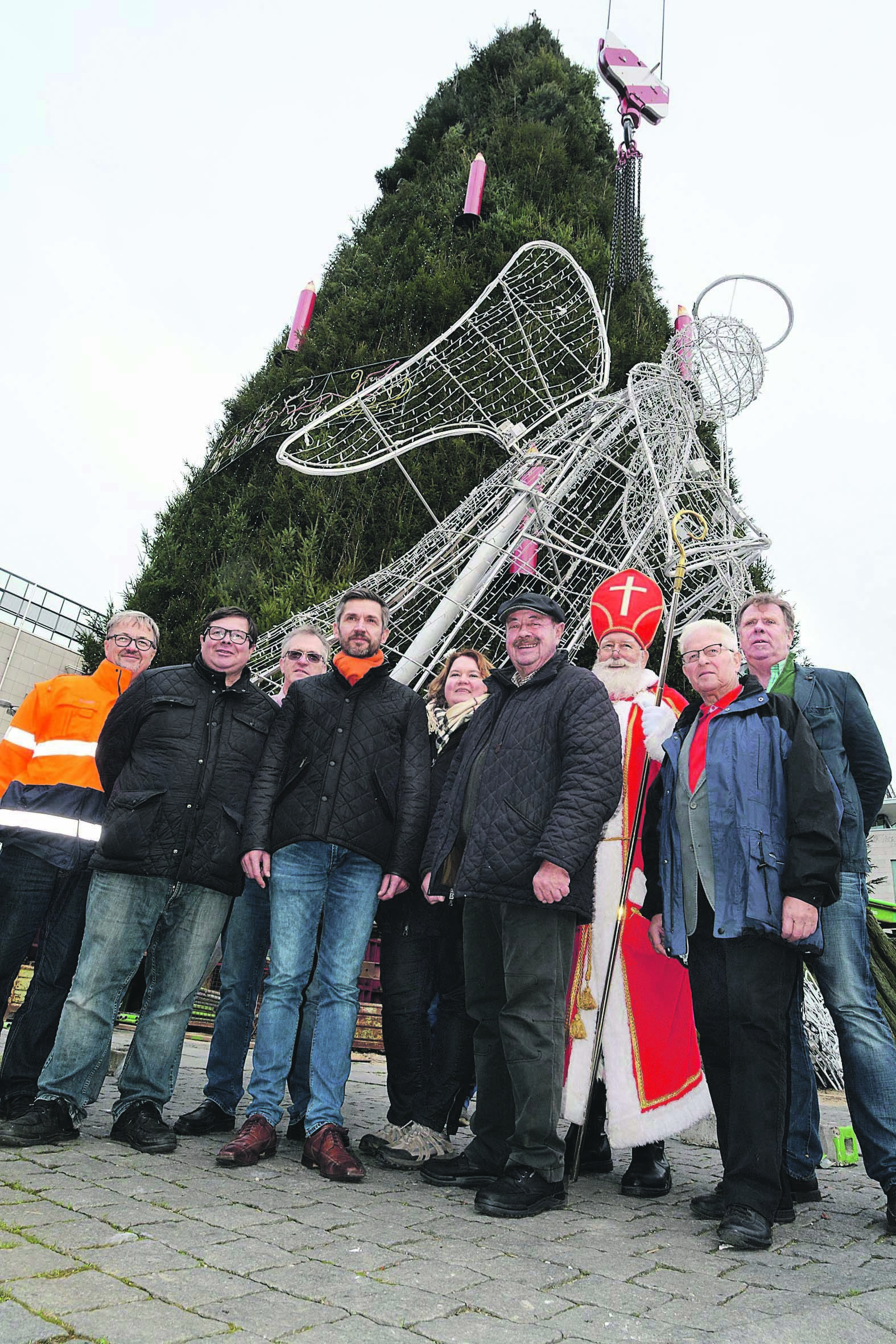 Auf diese Attraktion sind die Schausteller stolz: Die Riesentanne ist das Herz des Dortmunder Weihnachtsmarktes.