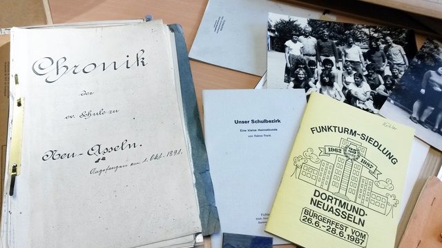 Die bereits vorliegenden historischen Dokumente zur Schulgeschichte sollen für eine geplante Ausstellung möglichst noch um weitere Fotos, aber auch um Tornister und Bücher etc. der ehemaligen Schüler ergänzt werden.